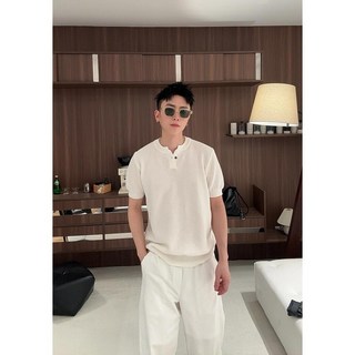 『疏星晚夏 簡約通勤』亨利領冰爽絲格紋肌理感短袖針織衫，冰爽透氣，簡約時尚OL風