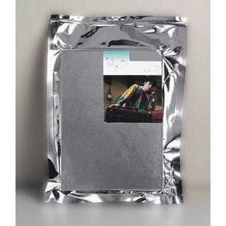 曹楊《極光》首版 CD+寫真冊+小卡+海報 真空包裝 全新未拆封, 如圖所示