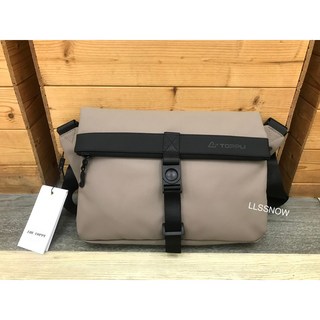 THE TOPPU 韓國品牌 防水皮革側背包 質感斜背包 男用包包 潮流男生包包 (現貨), 卡其色 (TP1130225)