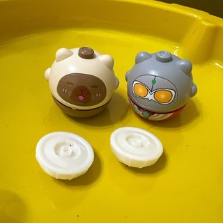 《翔翼玩具》卡比巴拉戰鬥陀螺 鹹蛋超人陀螺 聲光戰鬥陀螺 對戰陀螺 兒童玩具, 1個, 卡比巴拉/鹹蛋超人款式顏色隨機30261