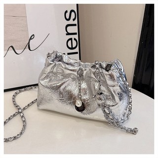 香港代購夏天小包包女式2024新款銀色斜挎包高級感褶皺鏈條雲朵包, 銀色