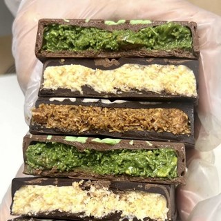 迪拜皇家巧克力開心果夾心抹茶果醬酥脆千絲酥牛奶黑巧網紅同款, 1個, 【官方推薦】新鮮日期速發,【控糖0負擔】輕糖版榛子黑巧繽紛禮盒