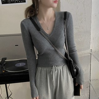 早秋修身V領收腰針織衫，長袖內搭毛衣