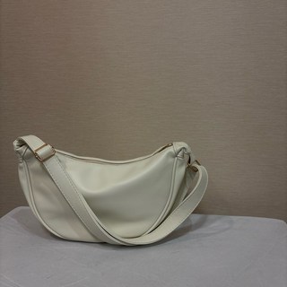 新竹出貨 雲朵餃子包 軟皮革腋下包 腋下包 壓紋 老花滿標 腋下包 餃子包 月亮包 側背包 包包 肩背包, 白色—現貨