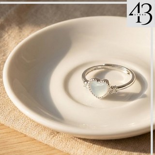 愛心形狀設計銀戒指，附有閃亮水晶裝飾