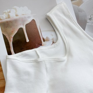 Fee 不對稱斜肩短袖上衣 彈性螺紋胸墊設計 韓系時尚小可愛