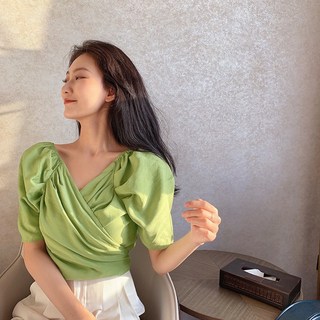 SISI 法式氣質V領T恤 短袖皺褶泡泡袖交叉綁帶蝴蝶結露腰短版上衣 約會辦公
