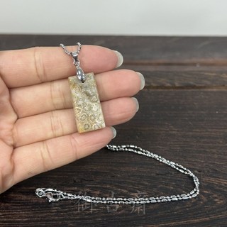 御古齋 精選天然珊瑚玉菊花石無事牌 花紋鮮麗 祥瑞富貴 和氣生財 生命寶石 提高心靈層次 附墜鍊, 1個