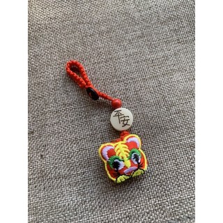 【畫意坊】虎爺虎爺聖誕 辟邪保平安虎頭刺繡手機掛件/鑰匙圈, 1個