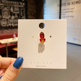 可愛 日系 ins 胸針 胸章 徽章 禮物 可愛別針 熊針 可愛日系徽章 創意卡通 胸針 別針 徽章 胸章 麥當勞帽, 1個, 小火箭-紅, 紅