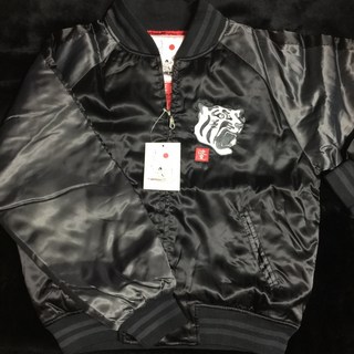 日本職棒 阪神虎 波達聯名棒球外套，舒適面料展現潮流風格，棒球迷必備