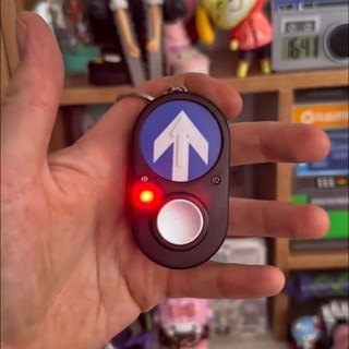 人行道紅綠燈按鈕鑰匙圈 創意按壓發光鑰匙圈 有聲發光鑰匙圈 澳洲紅綠燈箭頭鑰匙圈 趣味包包掛飾 鑰匙扣 按壓發聲掛件, 1個, 藍色直行按鈕一個