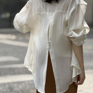 퀸앤조이 소에린 텐셀 루즈핏 백슬릿 블라우스