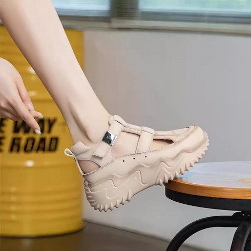 COSYEVNO 앞막힌 펀칭 샌들 통굽 스포츠 샌들