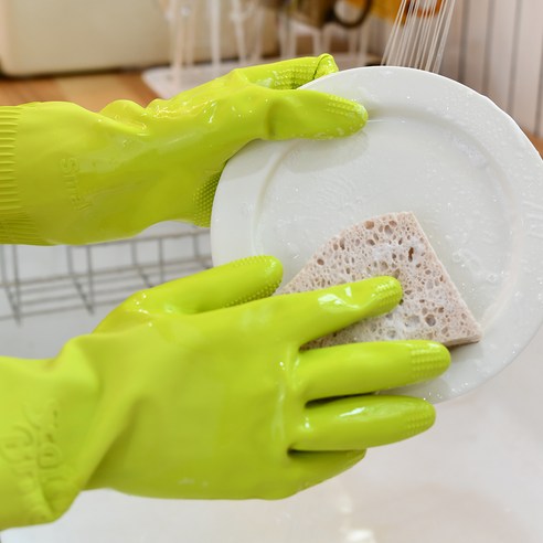 스카치브라이트 고무장갑 착용 사진, 긴 길이와 손목 보호 기능 강조