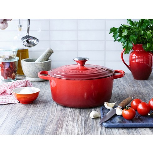 다양한 색상의 르크루제 원형 무쇠 양손냄비 진열 사진, 르크루제 장단점 요약