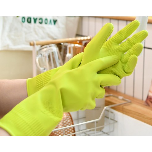 스카치브라이트 프리미엄 고무장갑을 착용하고 청소하는 모습, 다양한 용도 활용 강조