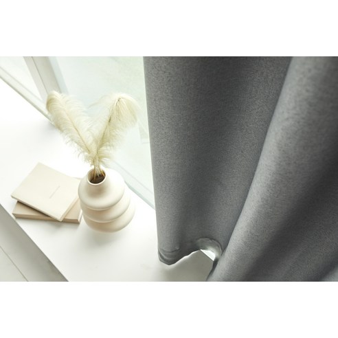 모던하우스 뉴포시즌 3중방한 커튼이 외풍을 차단하는 모습 이미지