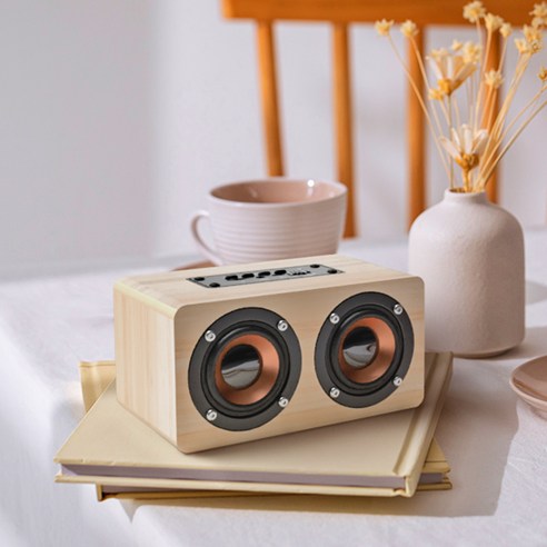 오아 아이브릭 블루투스 스피커를 휴대폰과 연결하여 음악을 듣는 모습