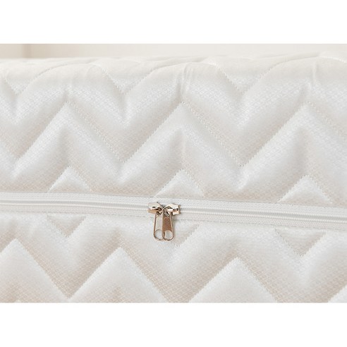 동서가구 침대 하부 수납 공간에 물건이 정리된 모습