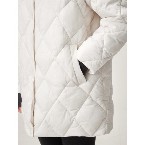 여성용 경량 다이아 퀼팅 패딩 점퍼의 뒷모습