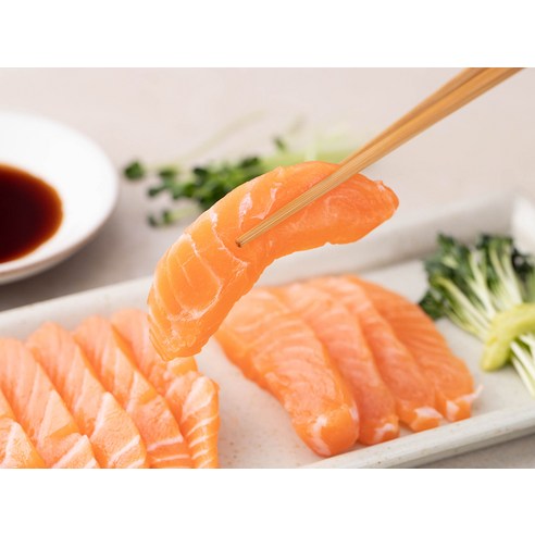 은하수산 노르웨이 숙성한 연어회 후기 분석 - 윤기가 흐르는 연어회 단면