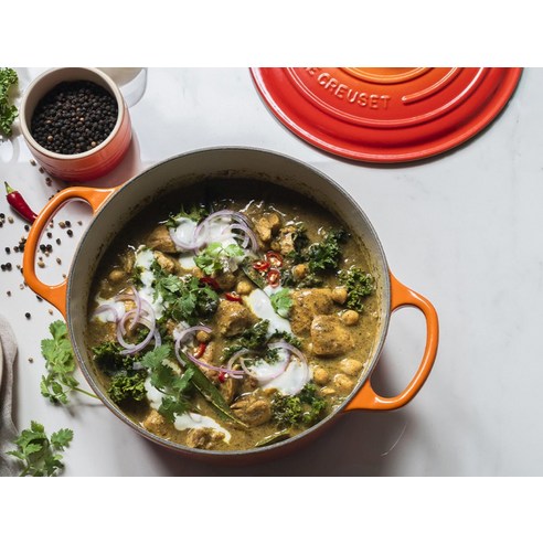 르크루제 냄비를 들고 있는 손 이미지, 무거운 무게 단점 분석 후기