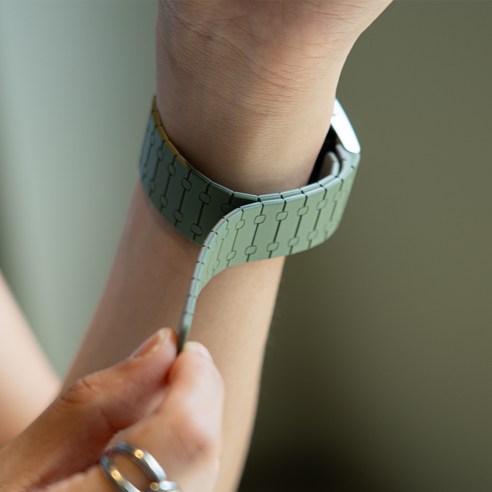 아이몰 갤럭시워치 초경량 에어핏 실리콘 마그네틱 스트랩 후기 분석 - 실버 컬러 착용 샷