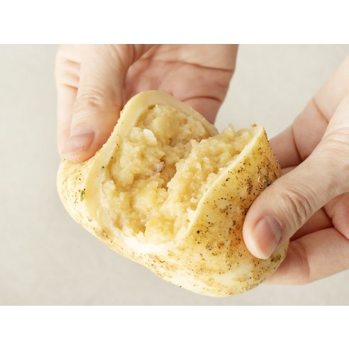 쌀가루 반죽과 부드러운 감자 필링