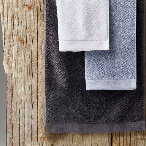 소프트터치 헤링본 수건을 말아놓은 사진. 두툼한 200g 중량 확인