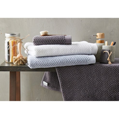 깨끗하게 세탁되어 건조된 소프트터치 헤링본 타월의 모습