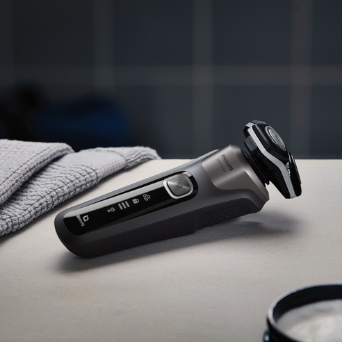 필립스 SkinIQ 5000 시리즈 전기면도기 후기 분석 - 그립감 및 버튼 구성