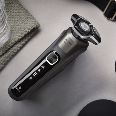 필립스 SkinIQ 5000 시리즈 전기면도기 후기 분석 - 충전 거치대 사용 모습