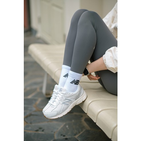 뉴발란스 스탠다드 쿠션 중목 양말 4팩 세트 NBCSDMDS 후기 분석 - 로고 디테일 이미지