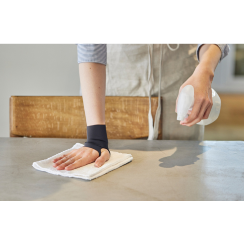 프로스펙스 스킨 핏 손목 의료용 압박밴드 후기 분석 - 양손 착용 이미지