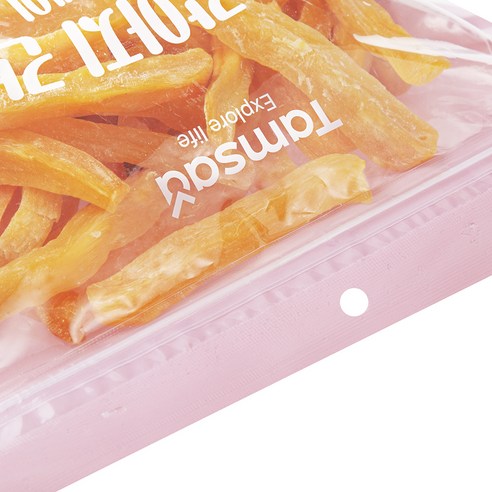 강아지가 고구마말랭이를 기다리는 모습