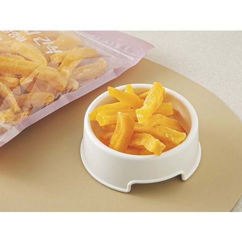 강아지가 탐사 고구마말랭이를 먹는 모습