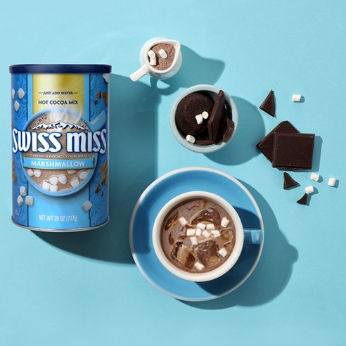 스위스미스 핫 코코아 믹스 가루와 마시멜로우 조각이 보이는 근접 사진, 달콤한 코코아 레시피