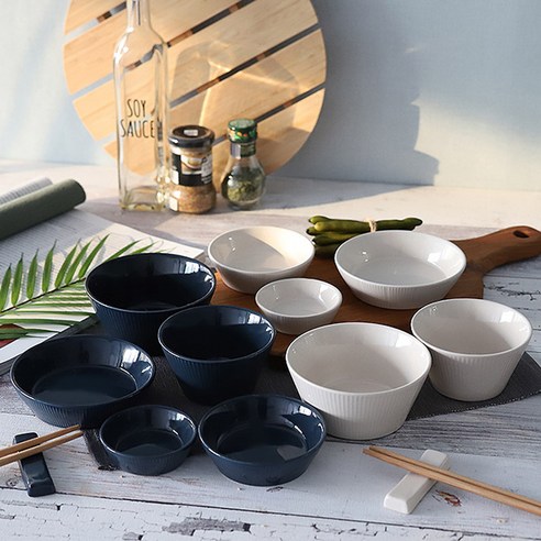 크라운포드 그릇에 다양한 반찬이 담겨 한 상 차려진 모습