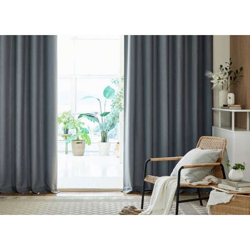 모던하우스 뉴포시즌 3중방한 커튼이 창문을 덮은 전체적인 설치 모습