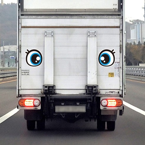 제제데코 차량 졸음방지 스티커의 강력한 재귀반사 기능 예시