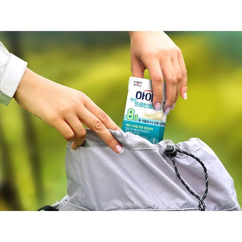 하이뮨 마시는 프로틴 음료를 마시는 사람