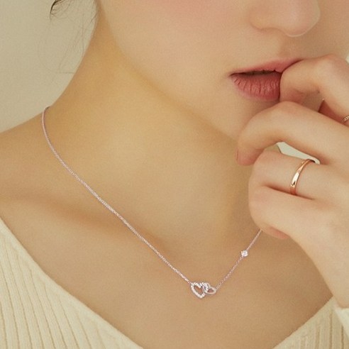 제이에스티나 여성용 더블 하트 목걸이 + 쇼핑백 + 케이스 + 메시지카드 후기 분석 - 섬세한 하트 펜던트 디테일