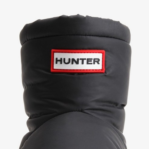 헌터 푸퍼 부츠를 접어서 파우치에 넣는 패커블 과정 이미지