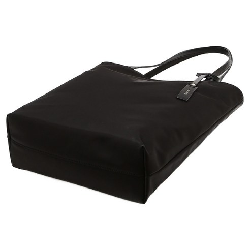 헤지스 나일론 퍼피 로고 숄더백 후기 분석 - 착용 컷 예시