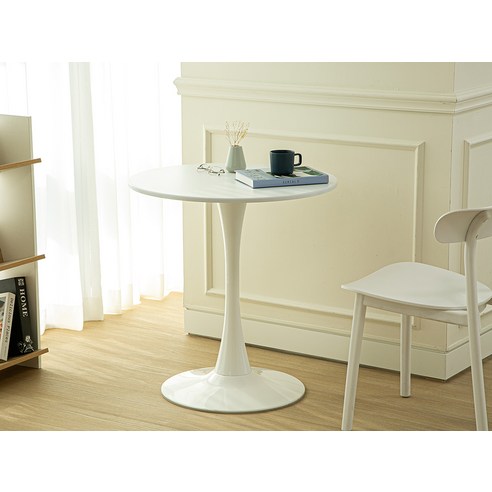 좁은 공간의 아늑함을 완성하는 700mm 원형 식탁