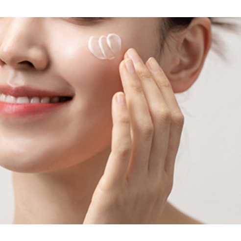 AHC 슈프림 아이크림의 효능을 설명하는 그래픽 이미지, 펩타이드와 콜라겐 성분 강조