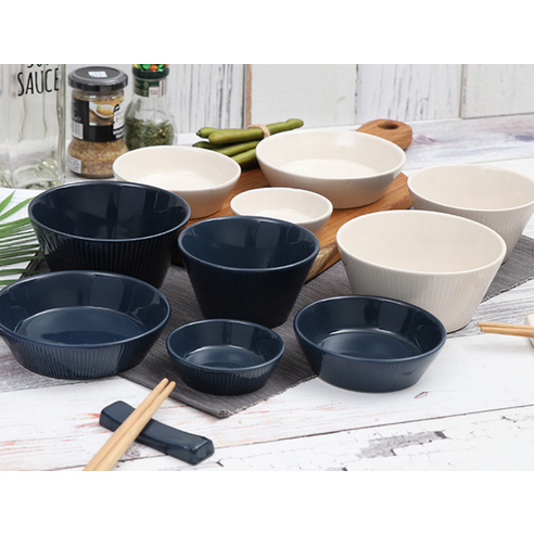 크라운포드 식기세트의 그릇 상세 디자인 클로즈업 사진