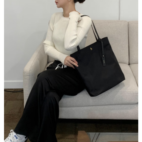 헤지스 나일론 퍼피 로고 숄더백 후기 분석 - 로고 디테일 확대