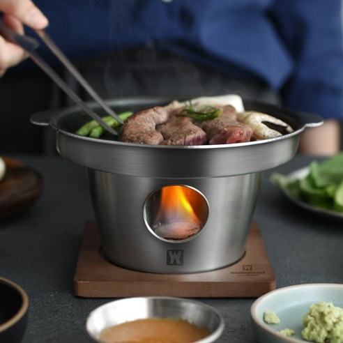 바겐슈타이거 킬른 미니화로 불판에 마시멜로우와 꼬치를 굽는 근접 사진